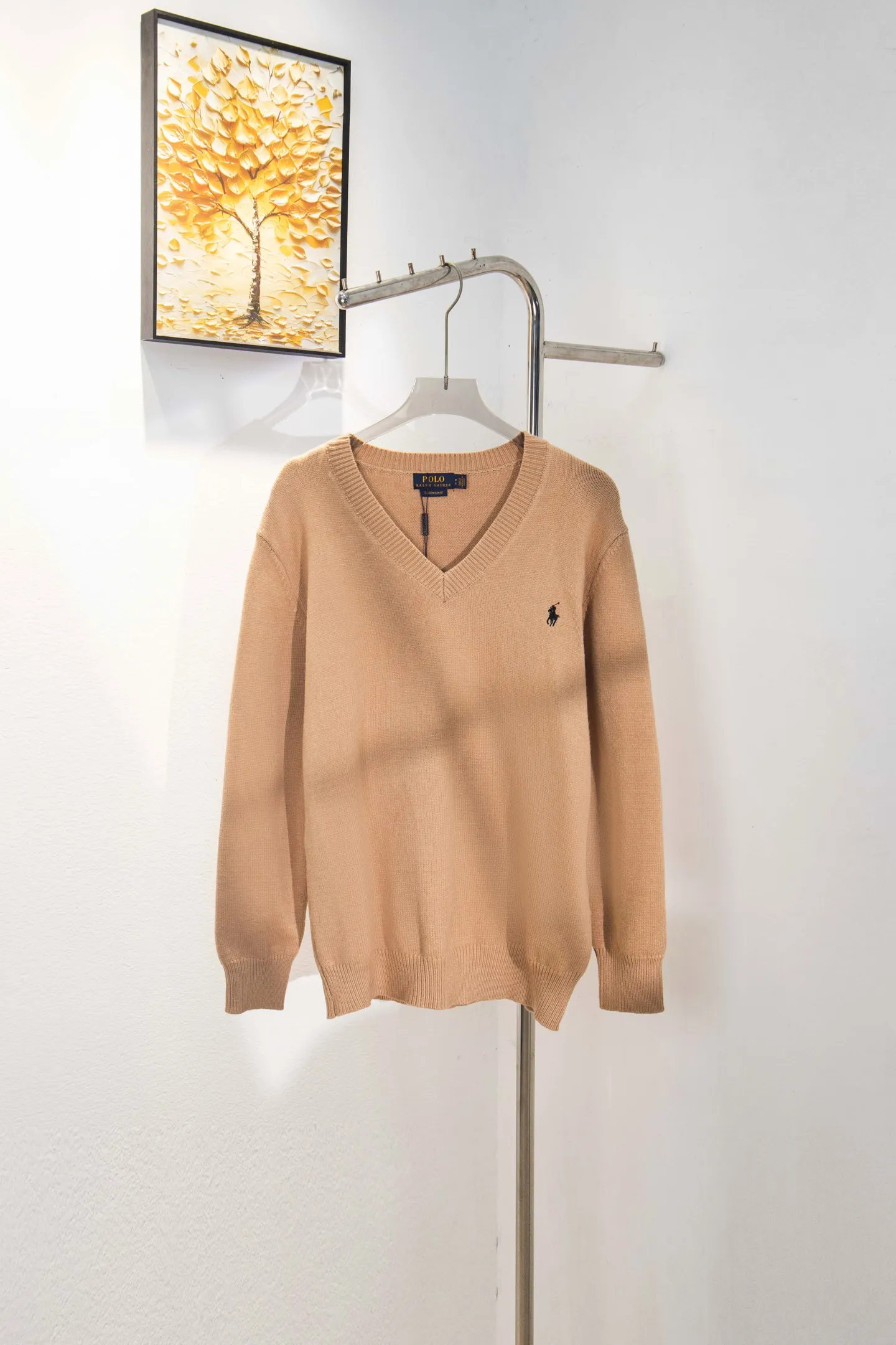 P210 Style number: Y197 Ralph Lauren men's crew neck sweater men's hemp flower original collar sweater. The version is really good-looking. It can be worn alone or as a jacket to be worn inside or outside. The upper body shows personal fashion charm. Four colors are available. The same style for men and women. A must-see item for new summer products. Tag, hanging grain, washed, packaging bag, full set of accessories. Very good appearance. Super exquisite workmanship. Size: S-XL